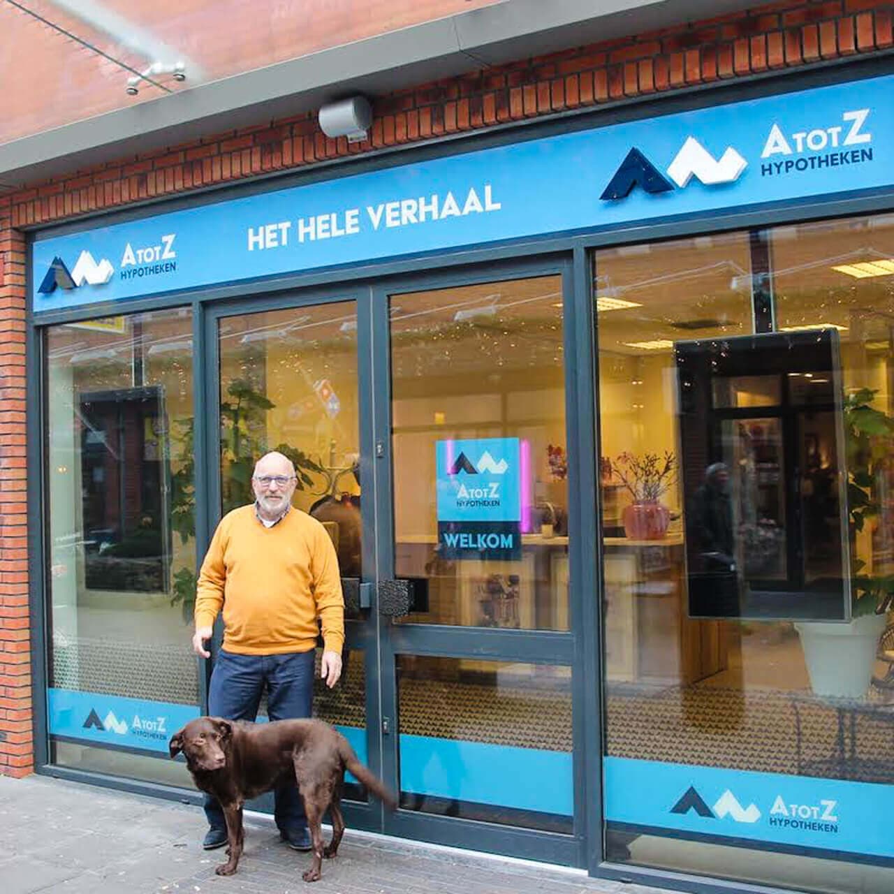 De adviseur van A tot Z Hypotheken met zijn hond voor het kantoor aan de Europaboulevard
